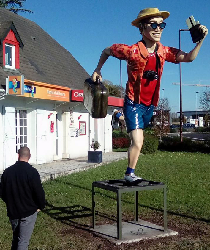 Touriste pour l'agence de voyage Vents d'ailleurs de selektour , pollystyrene résine pollyester , fibres, mastic, peintures polluyrethanes, vernis carosserie,, structure en acier, 350cm/200cm/150cm, Serre Castet (64), 2016