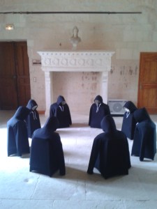 Péplum, sweat à capuche noir en coton , armature en grillage et papier peint , tabouret, dimension variable et position variable,2012