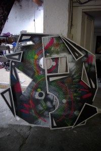 tableaux abstrait géométrique en 3d, peintures aérosols fluorescentes sur contre plaqué 5mm peint en noir, dimension 2m/2m/40cm, 2014 (décors de soirée "Painthouse au 64")