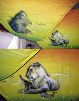 lionne et lionceaux ,encre d'imprimerie polyuréthane sur voile d'ombrage delta en nylon,3/3/3m, 2014