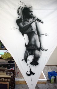 Yo-Landi Vi$$er , chanteuse du groupe Die Antwoord , encre polyuréthane sur voile d'ombrage delta en nylon,3/3/3m, 2014