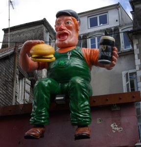 mecanicien irlandais, pollystyrène ,fibre résinée , mastique , peintures vernis,2.50m/1.5m/1m, garage bar à Pau,2015