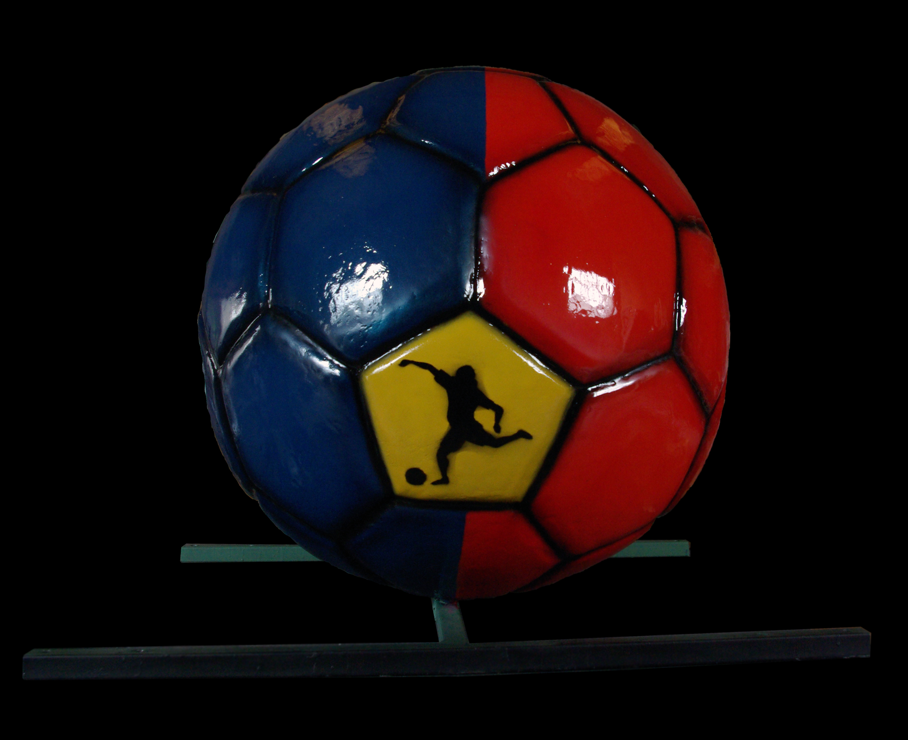 Ballon de foot ,structure en acier,polistyrene, fibre, résine polyester, mastic, peinture polyurethane, vernis, 80cm de diamètre, à fixer sur une galerie de voiture.2016 Fédération cityriball (foot en salle)
