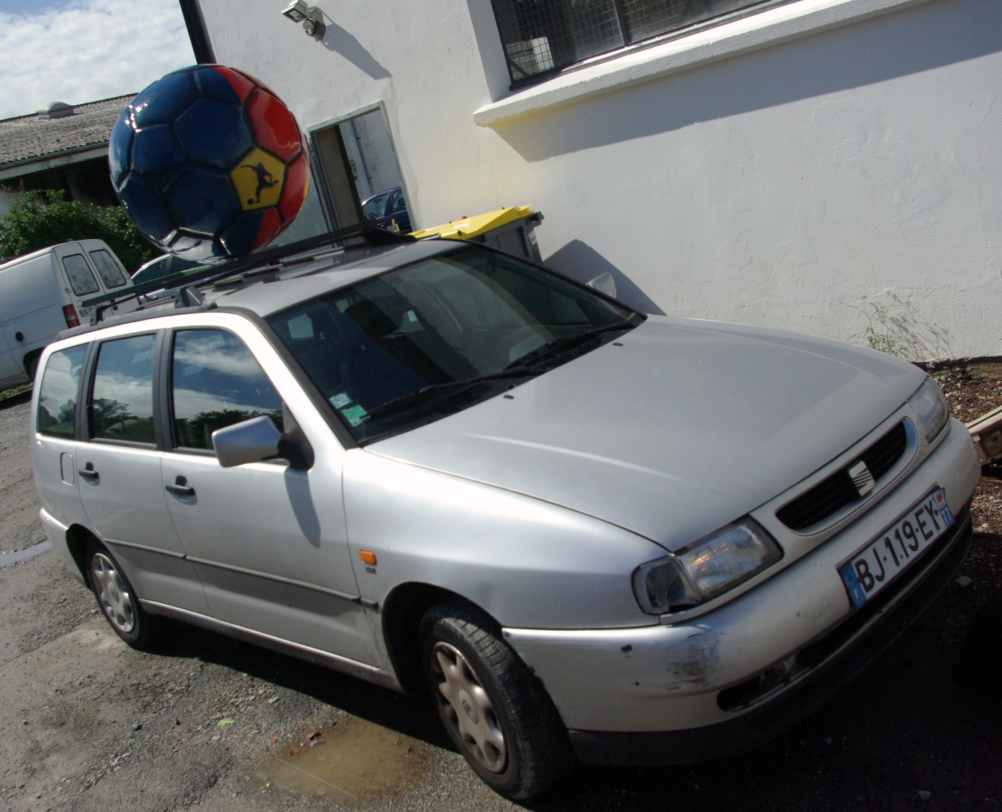 Ballon de foot ,structure en acier,polistyrene, fibre, résine polyester, mastic, peinture polyurethane, vernis, 80cm de diamètre, à fixer sur une galerie de voiture.2016 Fédération cityriball (foot en salle)