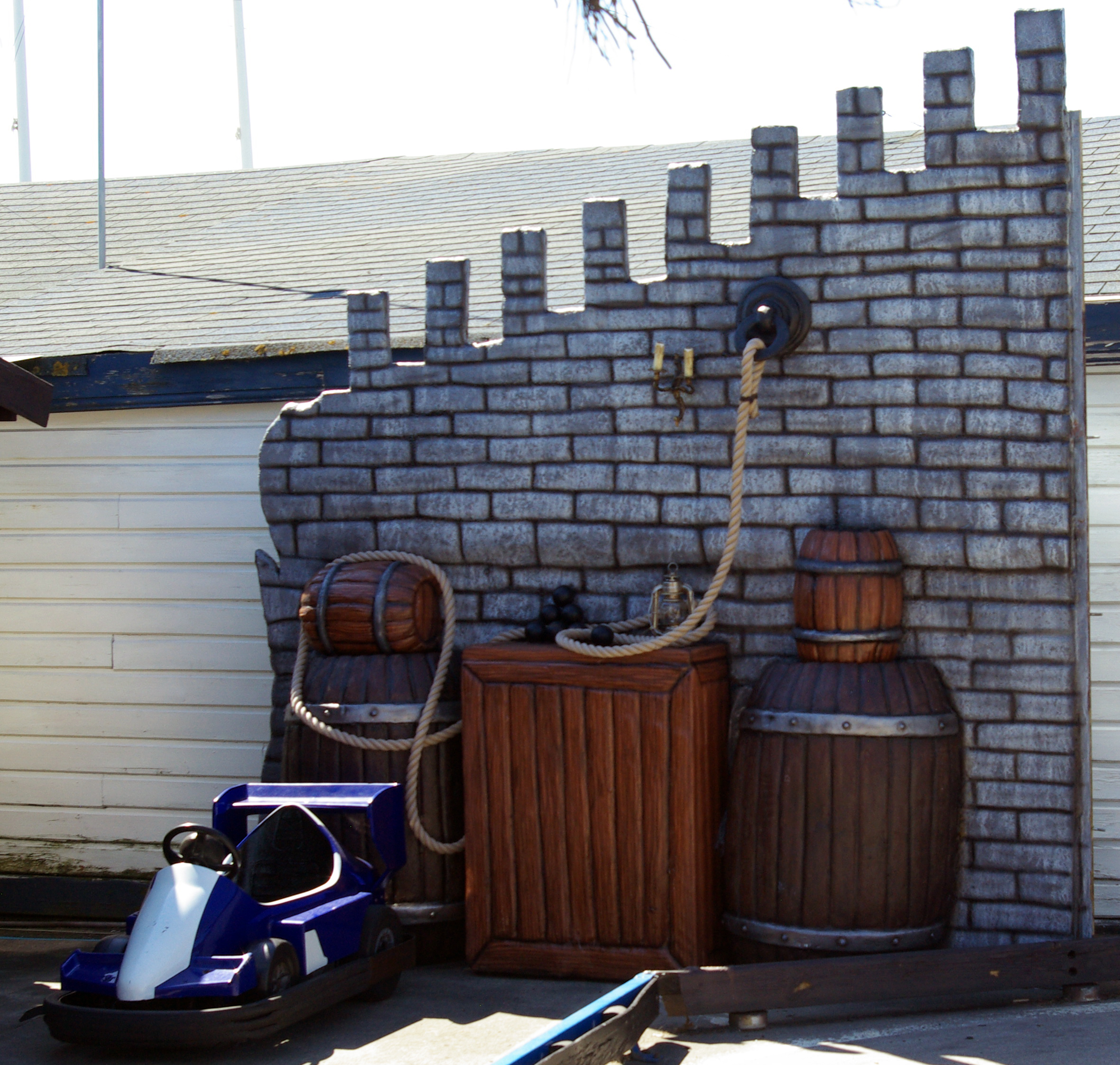 Tunnel cascade,stucture en acier, polystirene, résine polyestere, fibres, sable, gel coat, peinture poluyrethane, pompe aquatique 7000l/h. 350/250/200CM, 2016 , L'île aux pirates, Capbreton