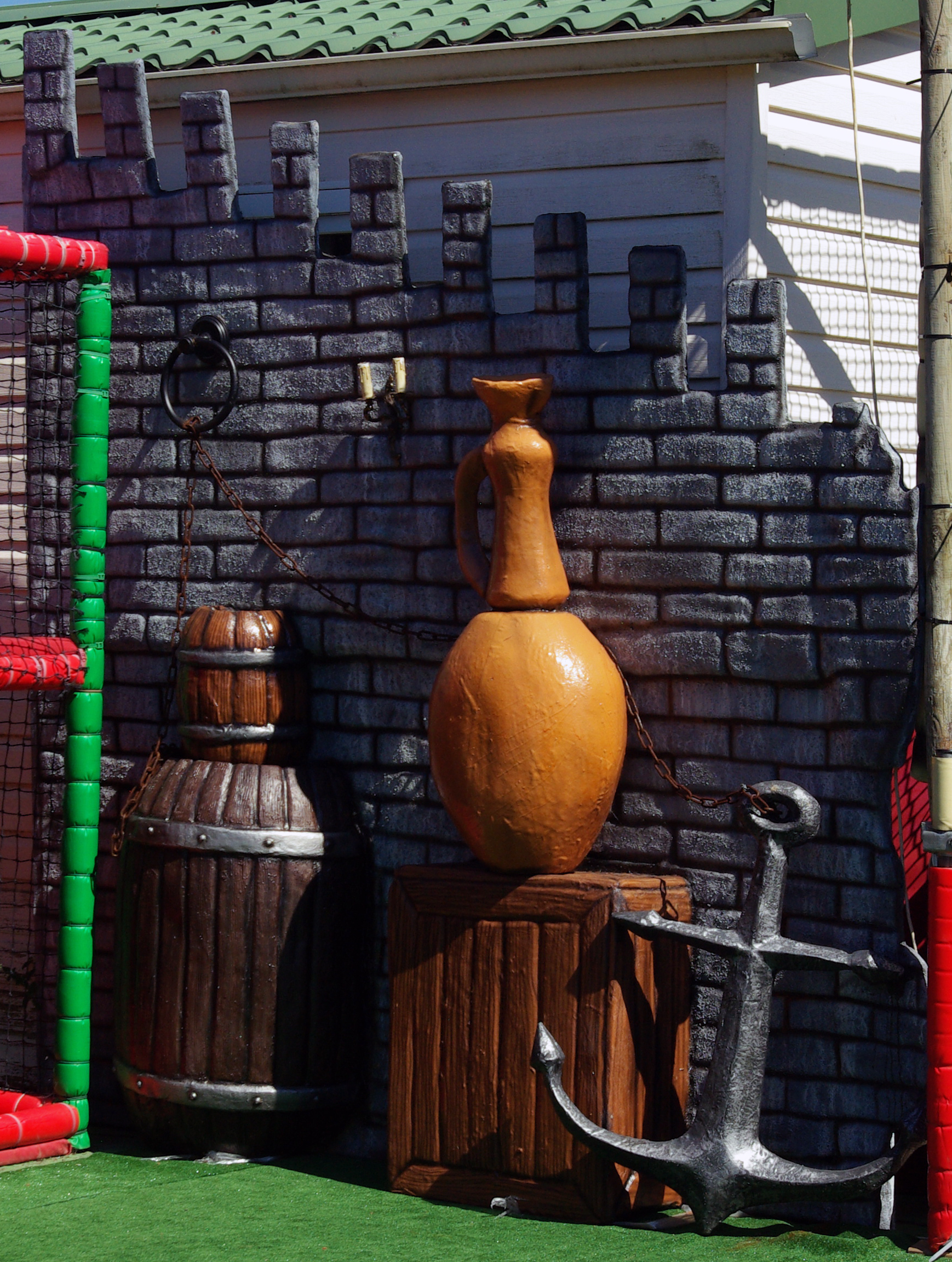 Faux mur avec élements de quaie de dechgement, structure en acier, polistyrène, résine polyester, fibres, tissu, peinture polyurethane, chaîne, chandelier, 2016, l'île aux pirates, Capbreton.