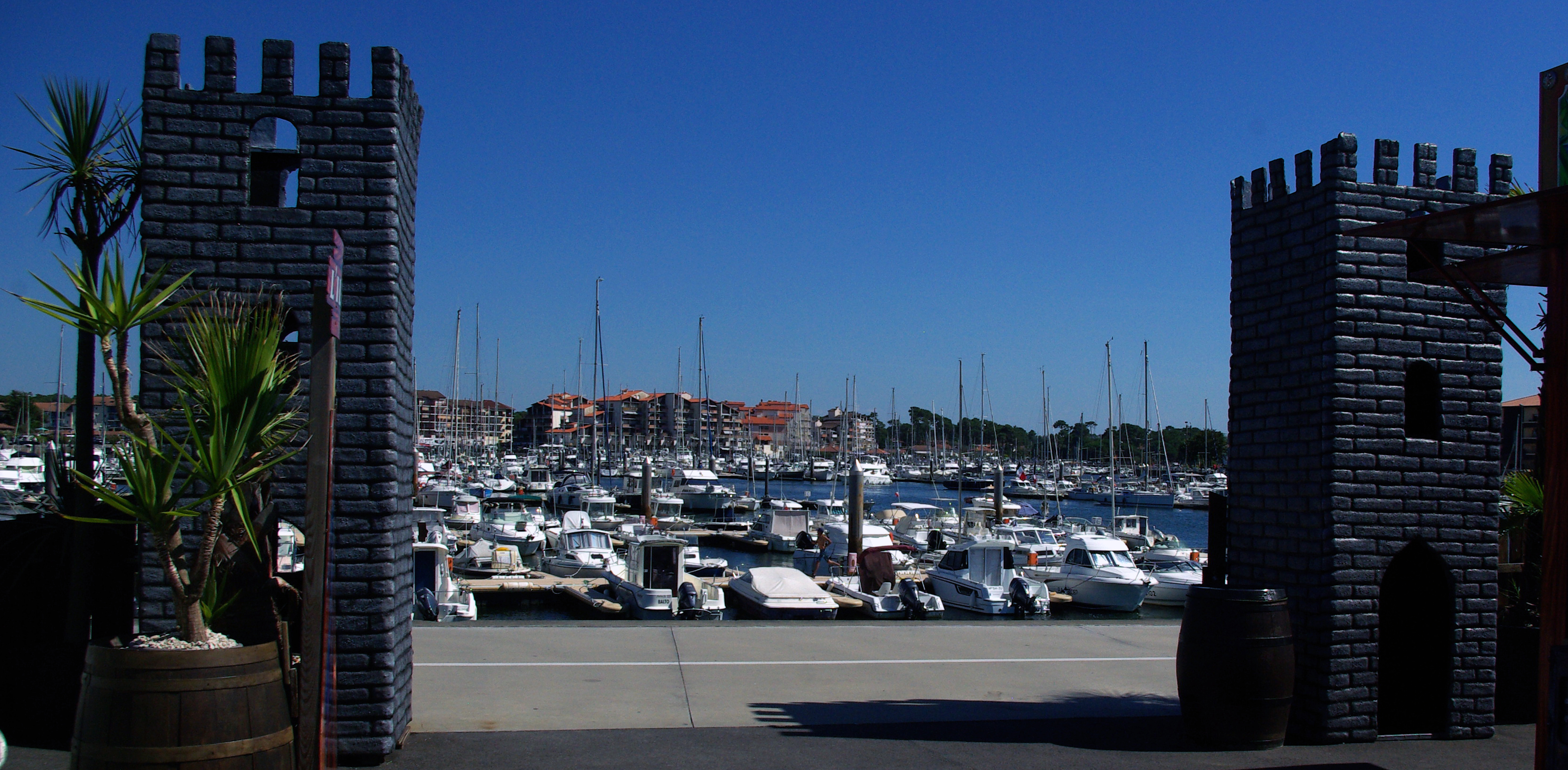Tours de chateau fort, structure en acier, polistyrène, résine polyester, fibres, tissu, peinture polyurethane, 2016, l'île aux pirates, Capbreton.