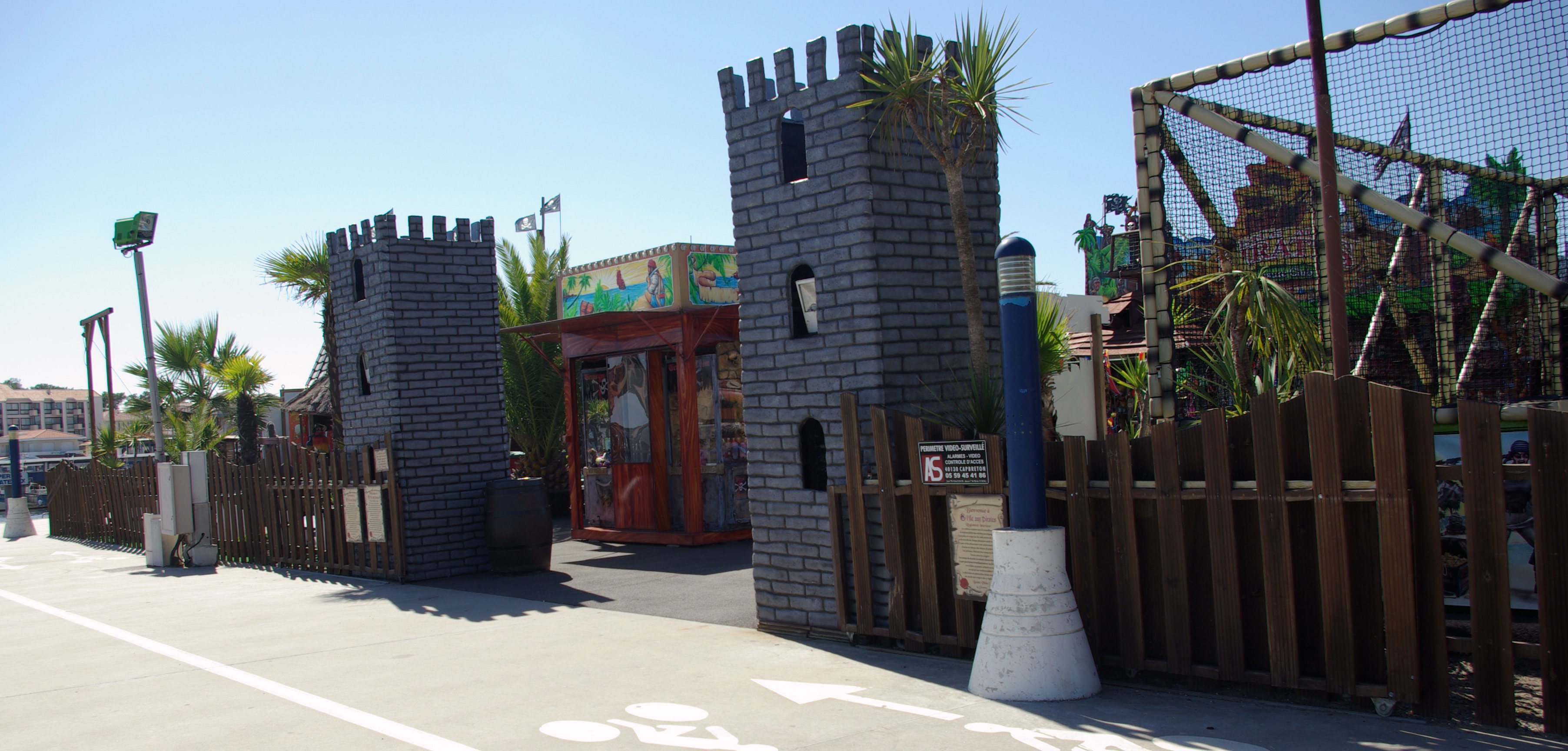 Tours de chateau fort, structure en acier, polistyrène, résine polyester, fibres, tissu, peinture polyurethane, 2016, l'île aux pirates, Capbreton.