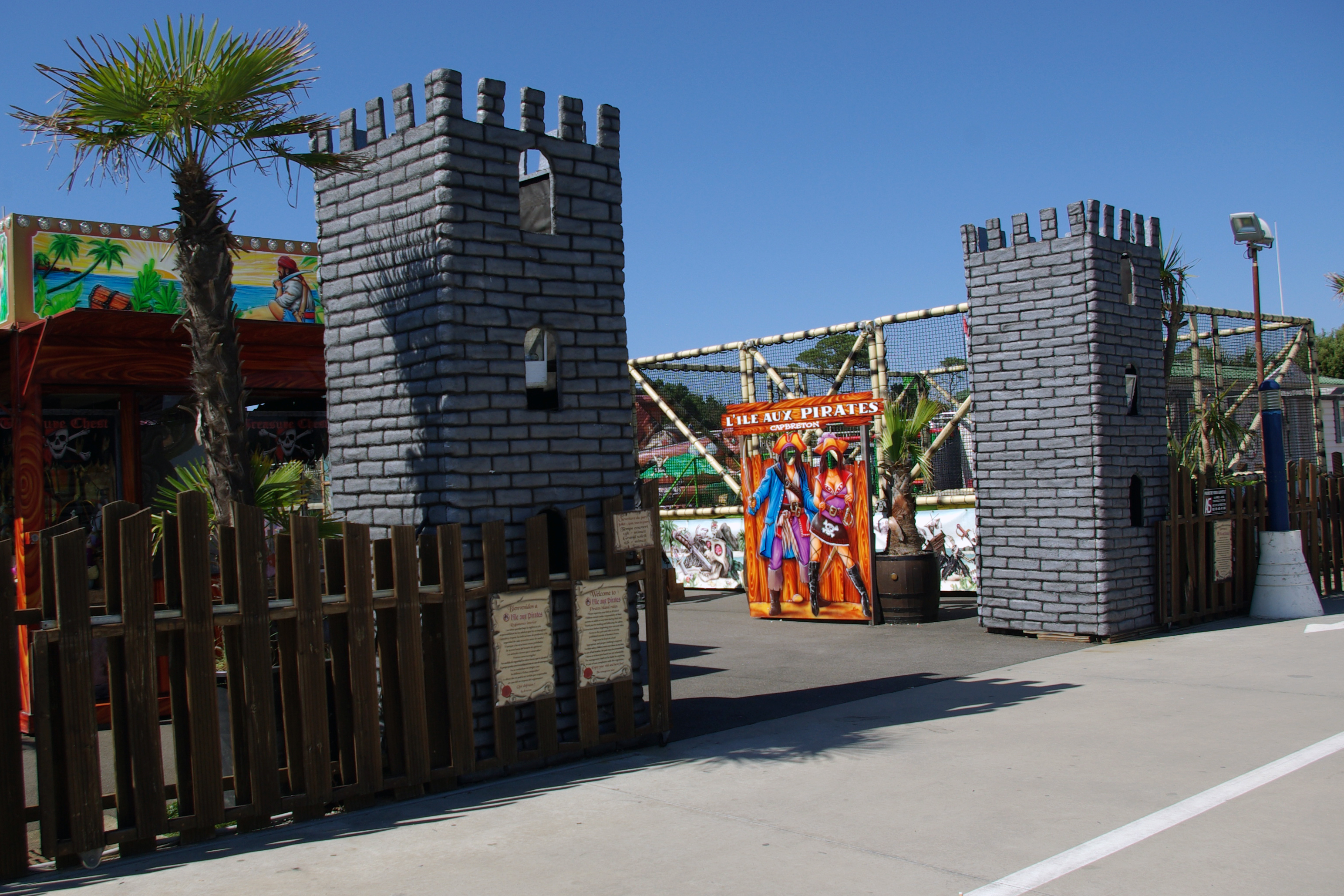 Tours de chateau fort, structure en acier, polistyrène, résine polyester, fibres, tissu, peinture polyurethane, 2016, l'île aux pirates, Capbreton.