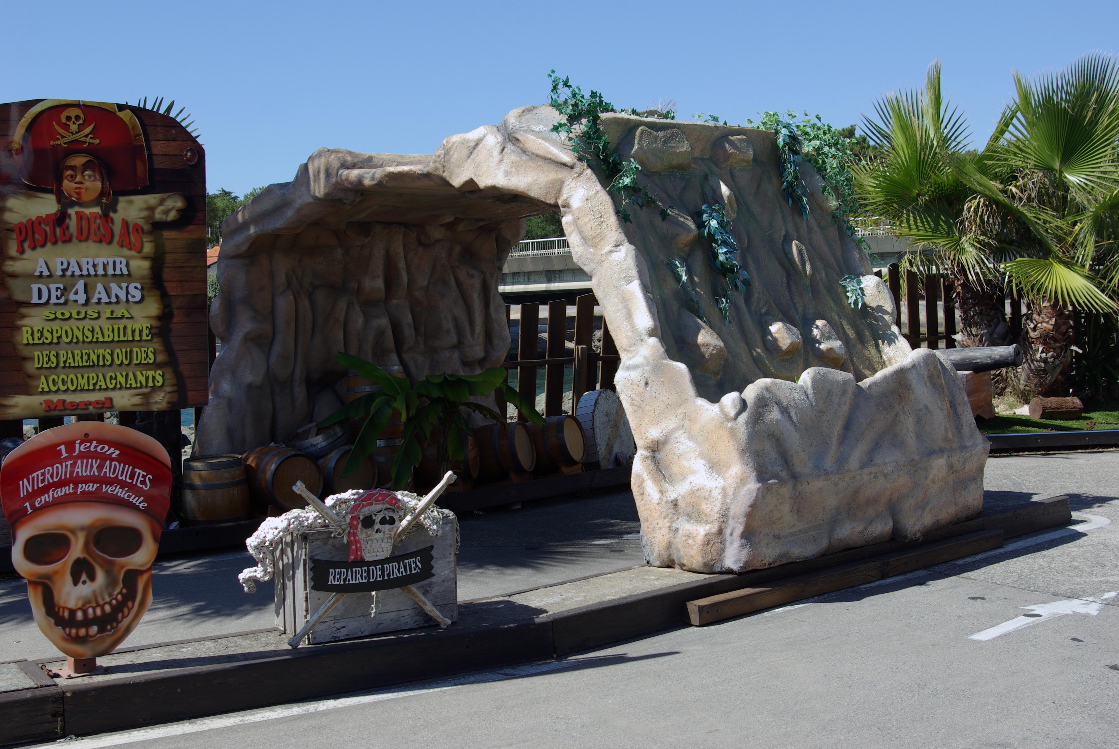 Tunnel cascade,stucture en acier, polystirene, résine polyestere, fibres, sable, gel coat, peinture poluyrethane, pompe aquatique 7000l/h. 350/250/200CM, 2016 , L'île aux pirates, Capbreton