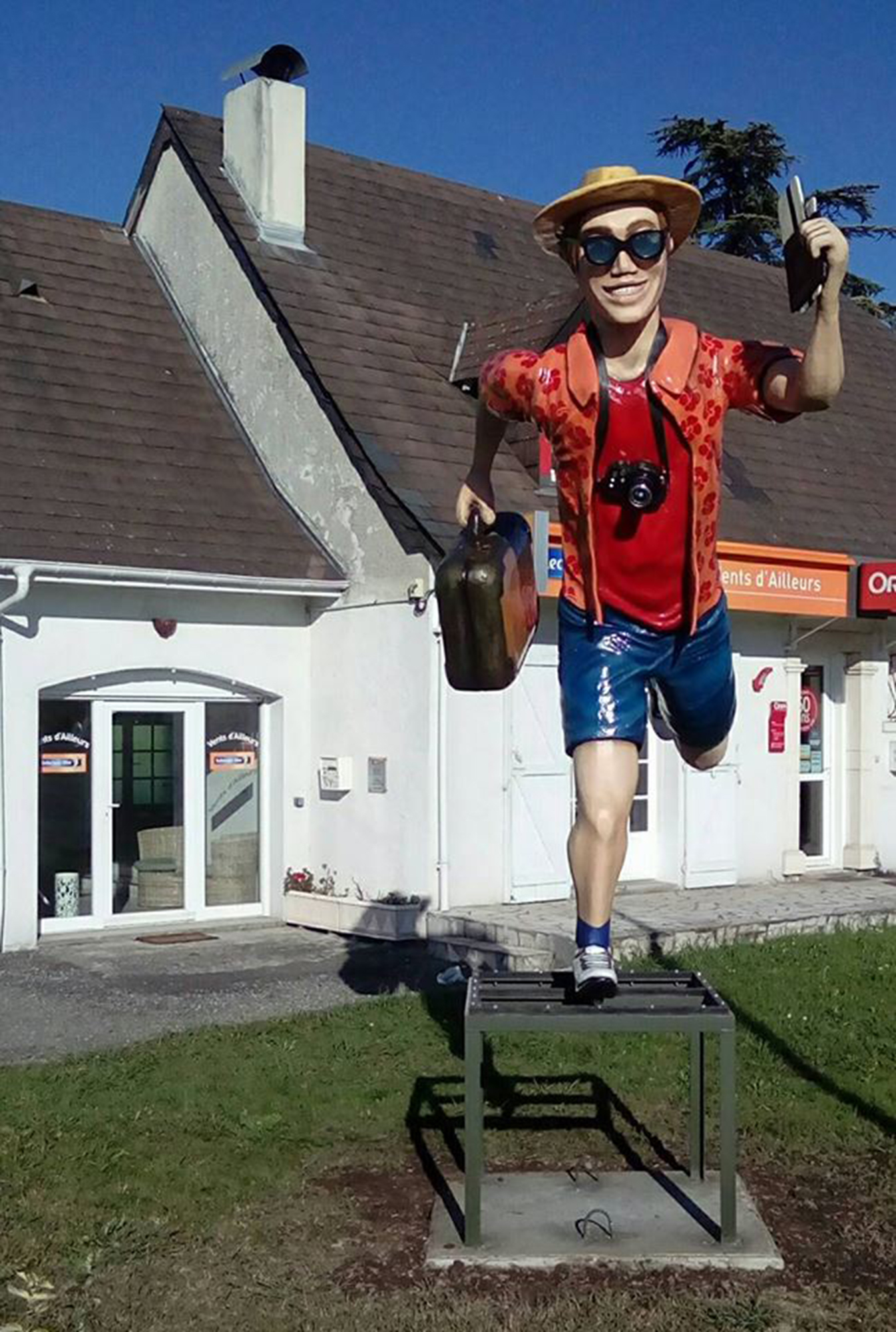 Touriste pour l'agence de voyage Vents d'ailleurs de selektour , pollystyrene résine pollyester , fibres, mastic, peintures polluyrethanes, vernis carosserie,, structure en acier, 350cm/200cm/150cm, Serre Castet (64), 2016