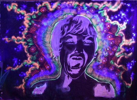 performance live pour la soirée Psykoze à Aix en provence en 2014 par l'association Apilipsy, peinture fluorescentes en aérosols sur toile peinte en noir acrylique,250/300cm