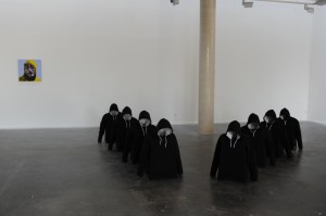 Péplum, sweat à capuche noir en coton , armature en grillage et papier peint , tabouret, dimension variable et position variable,2012